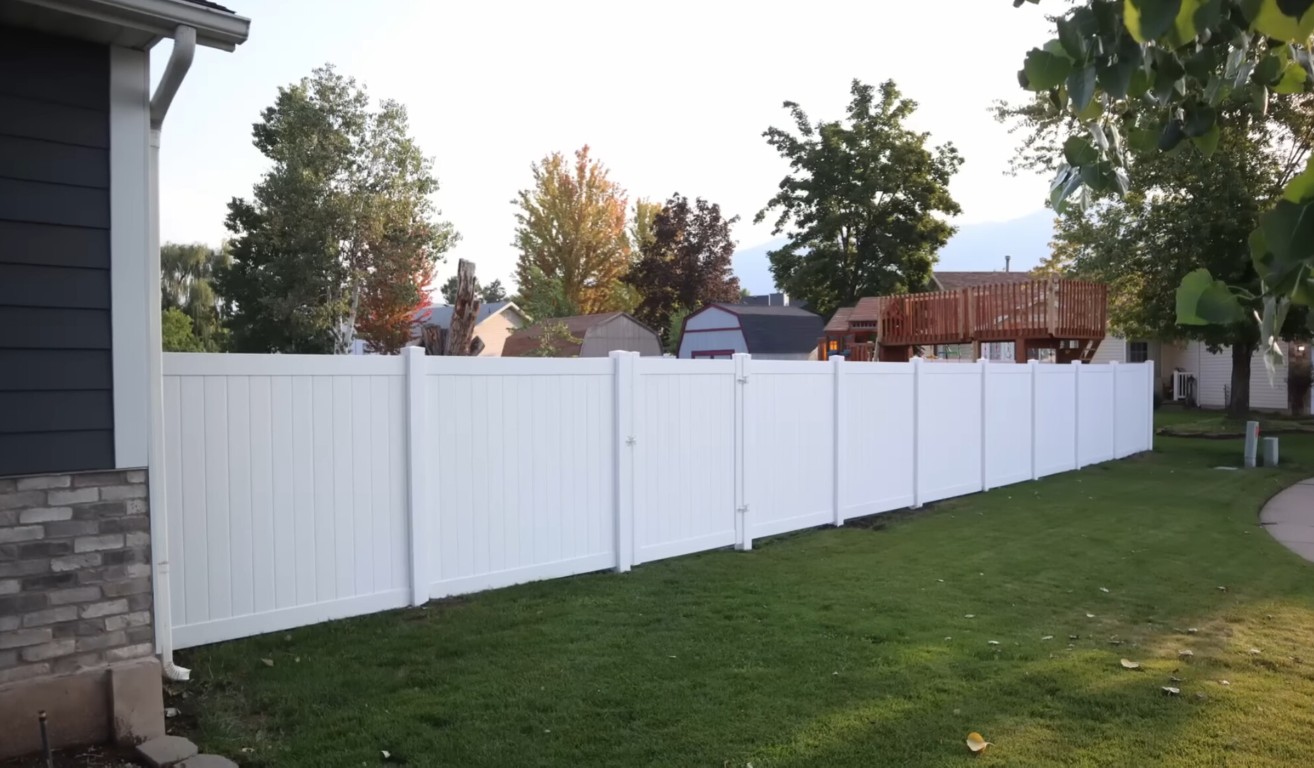 Low-maintenance vinyl privacy fence installation in Hacienda Heights, CA